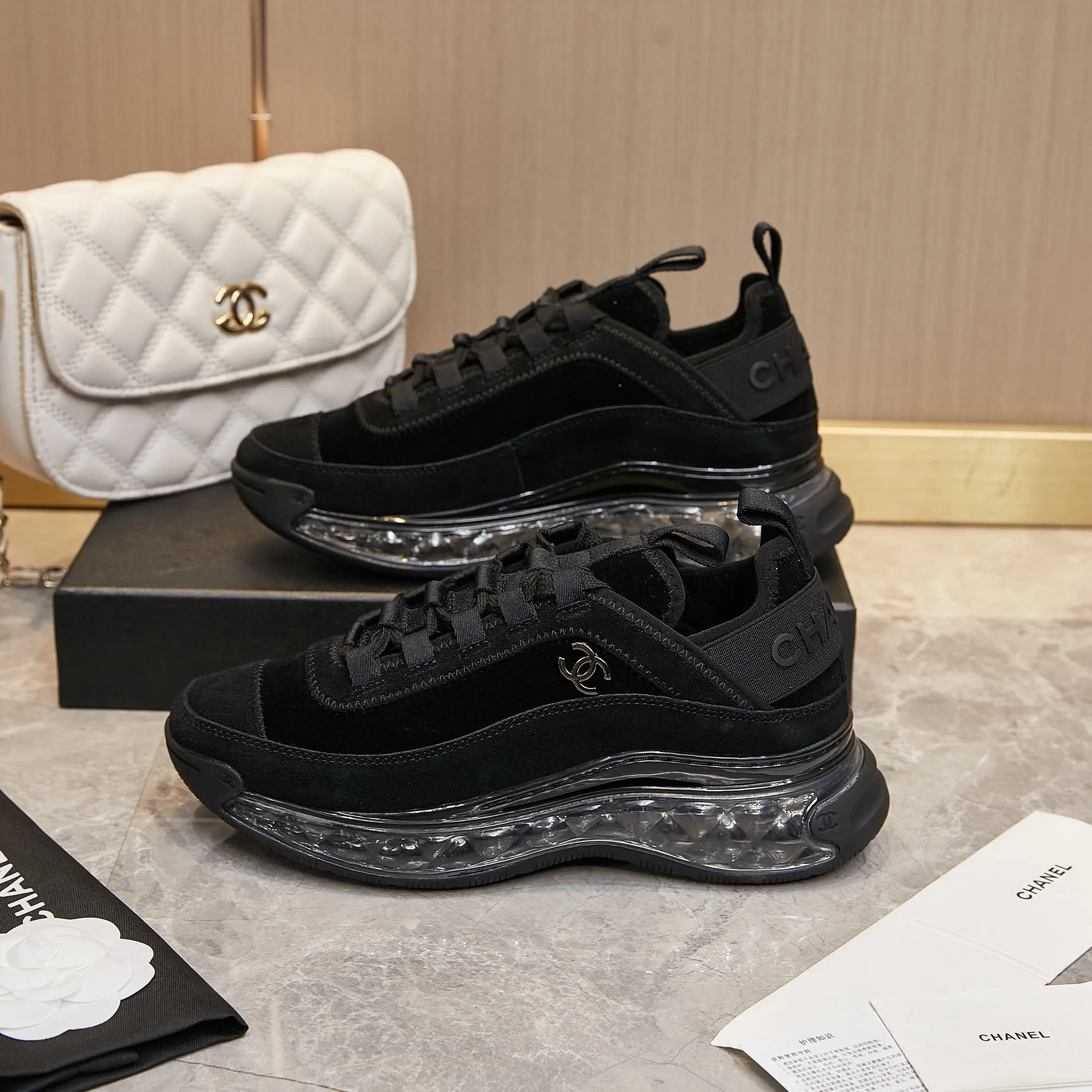 Men's men's shoes pP580! Chanel Chanel - 2024 counter top casual sneakers This classic design; the upper is made of various craftsmanship styles; the outsole is fashionable and sporty; the outsole is fashionable and sporty; the extraordinary inclusion of a variety of color matching elements... The diversified mix and match is very beautiful and versatile, casual, fashionable, sports and outdoor can be taken into account... ꫛꫀꪝ Go➫ Materials: ❶Upper made of: original imported cowhide ❷Inside made of: original imported breathable sheepskin ❸Outsole is based on: Original TPU air cushion outsole. Full set of boutique packaging for women 35–41 and men 39–45.